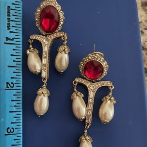 Stunning Gold tone dangle earrings!